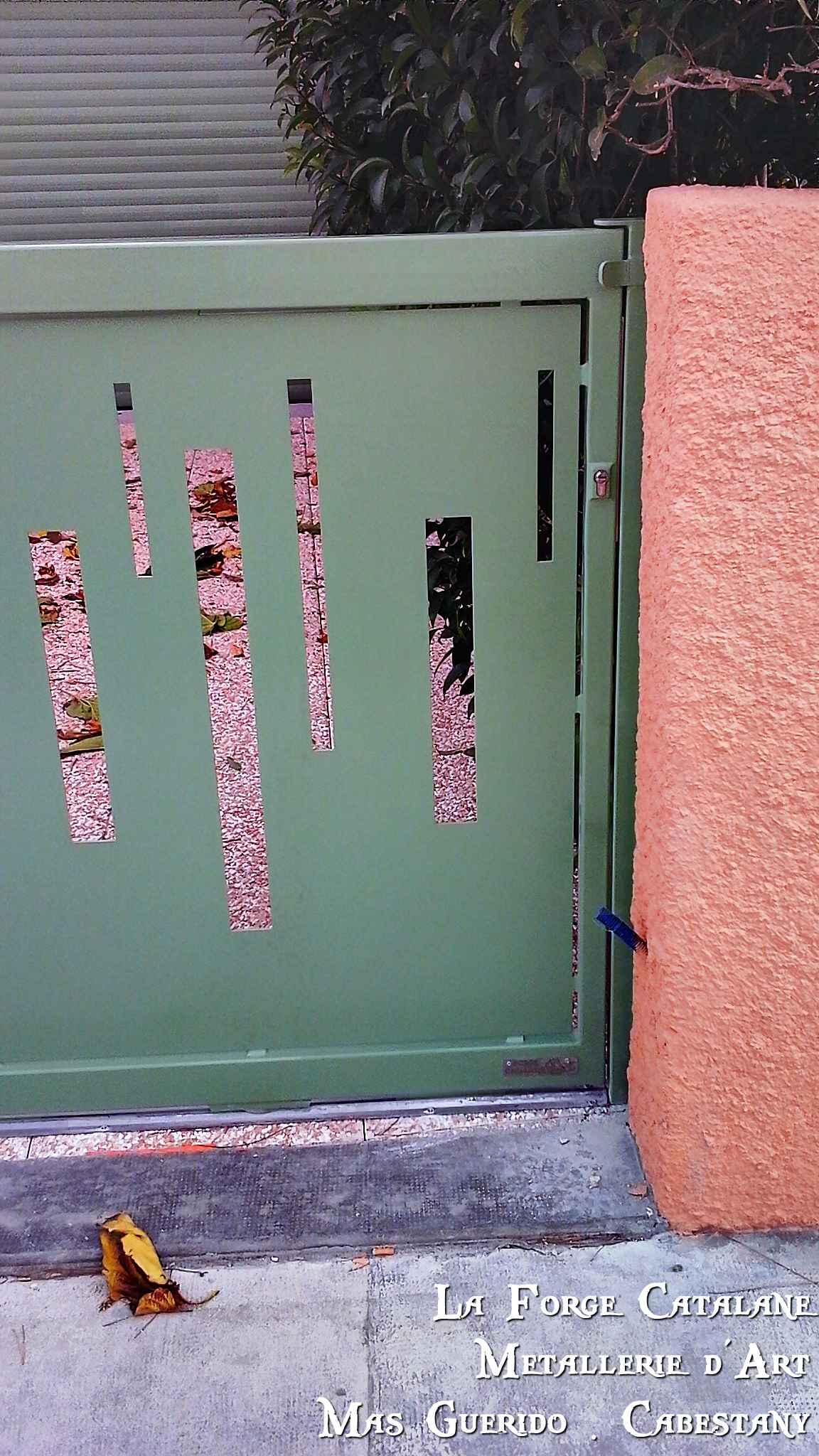 portail coulissant portillon thermolaque moderne decoupe laser vantaux fer La Forge Catalane Cabestany (2).jpg